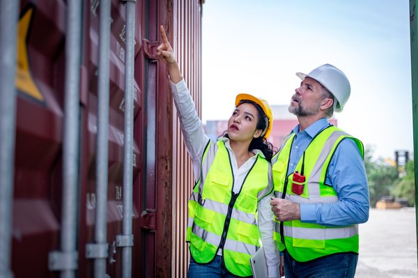 Services de metreurs jaugeurs : inspection de conteneurs efficace